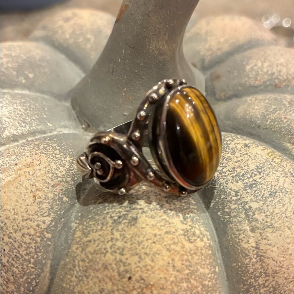 Sharp Tiger Eye Oval Gemstone Ring w/ Detail Size 81/2